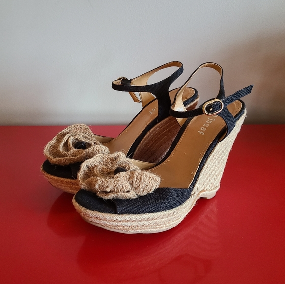 Adorable, 3" wedge sandals with knit tan flower on front, size 8 - Picture 2 of 6